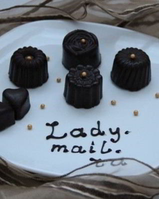 Шоколадные конфеты с творожно-клубничной начинкой