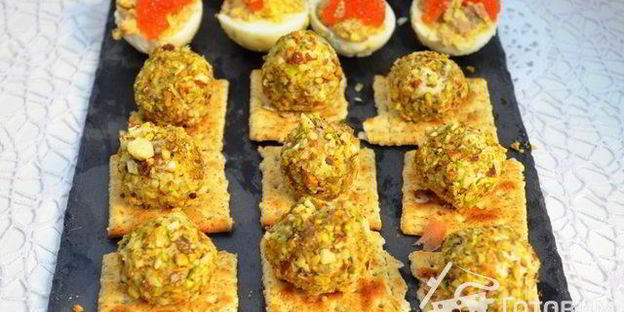 закусочные конфетки с голубым сыром и инжиром