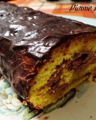 Бисквитный рулет на ромовой пропитке с шоколадно-масляным кремом под шоколадной глазурью