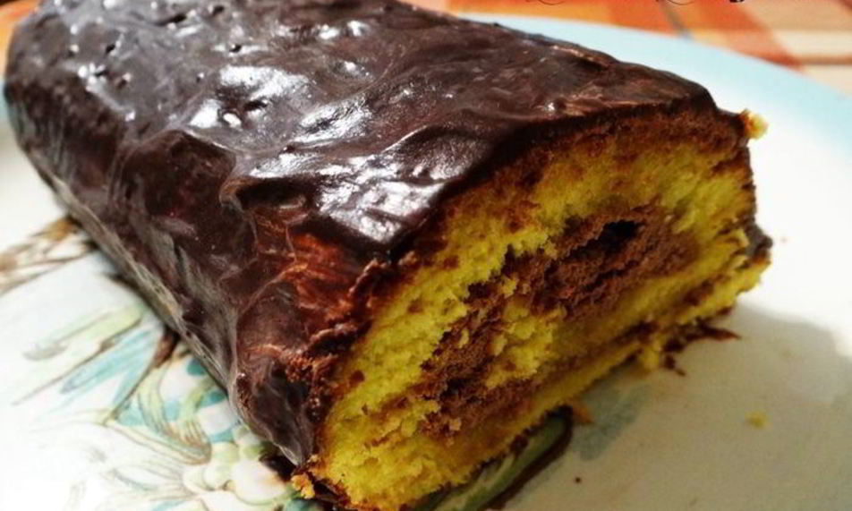 Рецепт бисквитного рулета на ромовой пропитке с шоколадно-масляным кремом под шоколадной глазурью