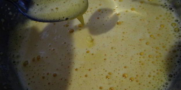 бисквитный рулет на ромовой пропитке с шоколадно-масляным кремом под шоколадной глазурью