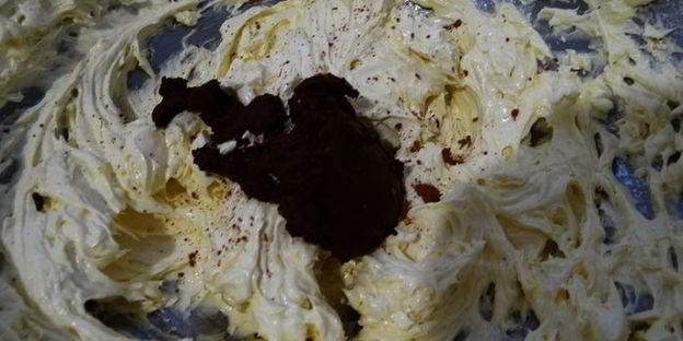 бисквитный рулет на ромовой пропитке с шоколадно-масляным кремом под шоколадной глазурью