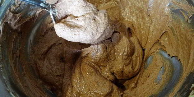 бисквитный рулет на ромовой пропитке с шоколадно-масляным кремом под шоколадной глазурью