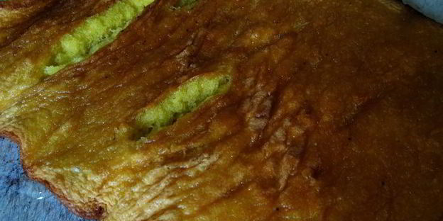 бисквитный рулет на ромовой пропитке с шоколадно-масляным кремом под шоколадной глазурью