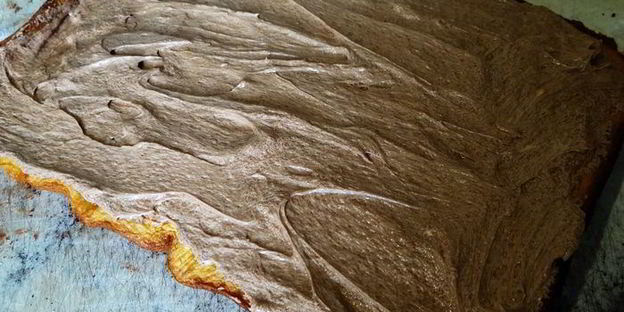 бисквитный рулет на ромовой пропитке с шоколадно-масляным кремом под шоколадной глазурью