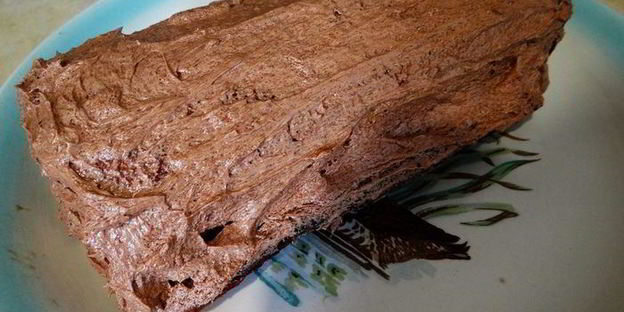 бисквитный рулет на ромовой пропитке с шоколадно-масляным кремом под шоколадной глазурью