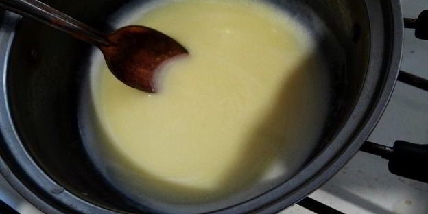 бисквитный рулет на ромовой пропитке с шоколадно-масляным кремом под шоколадной глазурью