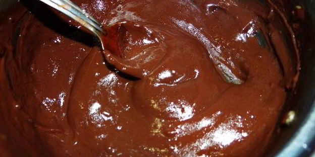 бисквитный рулет на ромовой пропитке с шоколадно-масляным кремом под шоколадной глазурью