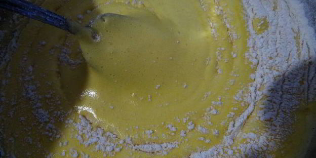 бисквитный рулет на ромовой пропитке с шоколадно-масляным кремом под шоколадной глазурью