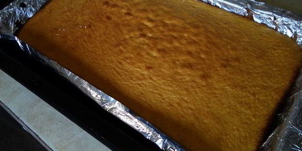 бисквитный рулет на ромовой пропитке с шоколадно-масляным кремом под шоколадной глазурью