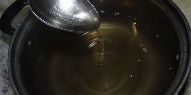 бисквитный рулет на ромовой пропитке с шоколадно-масляным кремом под шоколадной глазурью