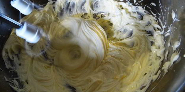 бисквитный рулет на ромовой пропитке с шоколадно-масляным кремом под шоколадной глазурью