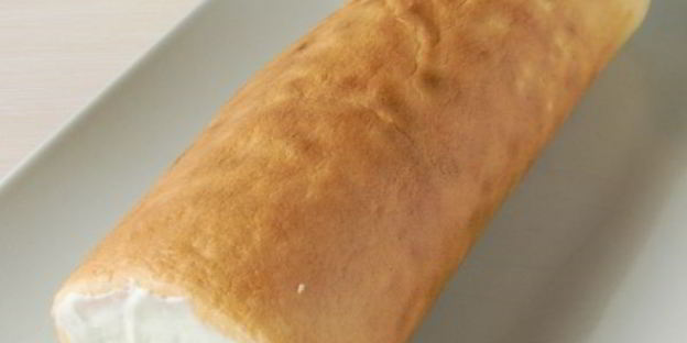 бисквитный рулет со сливочно-творожным кремом и глазурью