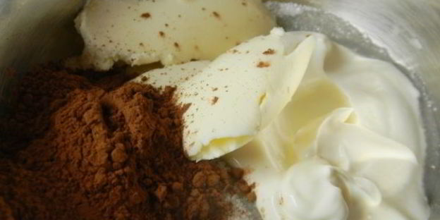 бисквитный рулет со сливочно-творожным кремом и глазурью