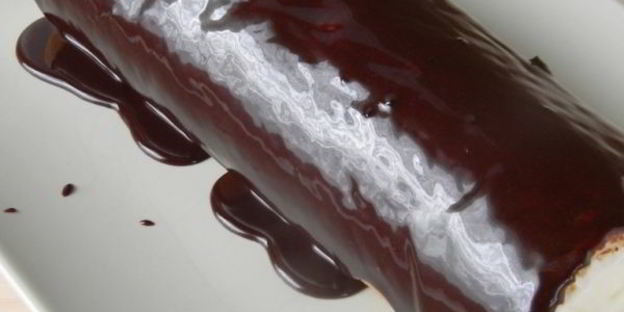 бисквитный рулет со сливочно-творожным кремом и глазурью