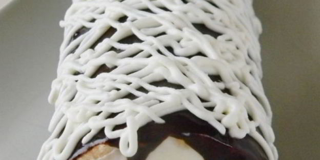 бисквитный рулет со сливочно-творожным кремом и глазурью