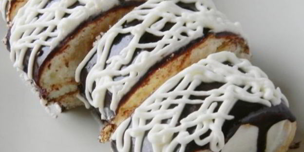 бисквитный рулет со сливочно-творожным кремом и глазурью