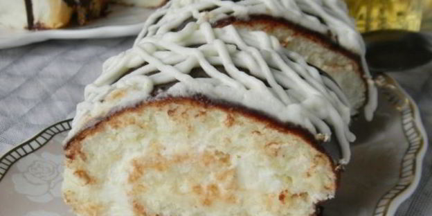 бисквитный рулет со сливочно-творожным кремом и глазурью