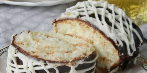 бисквитный рулет со сливочно-творожным кремом и глазурью