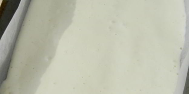 бисквитный рулет со сливочно-творожным кремом и глазурью