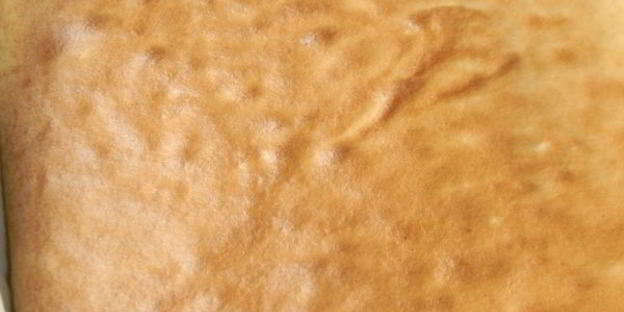 бисквитный рулет со сливочно-творожным кремом и глазурью