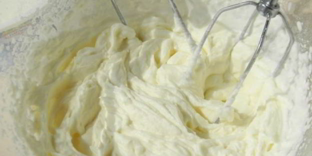 бисквитный рулет со сливочно-творожным кремом и глазурью