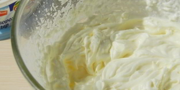 бисквитный рулет со сливочно-творожным кремом и глазурью