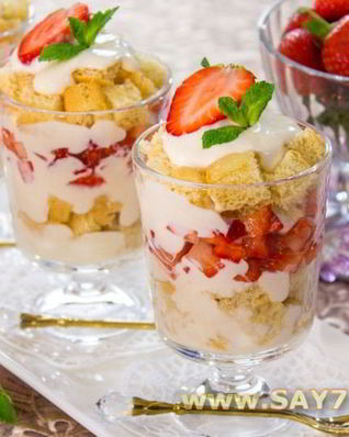 Десерт с бисквитом, клубникой, и сливочным кремом