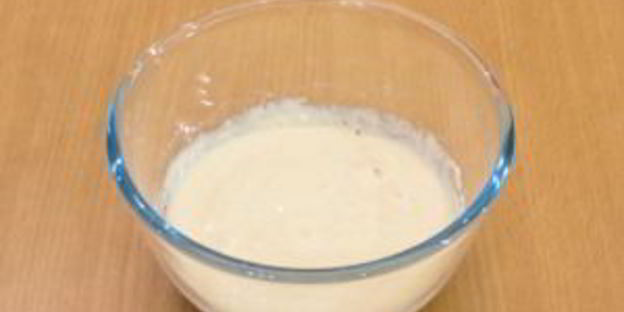 десерт с бисквитом, клубникой, и сливочным кремом