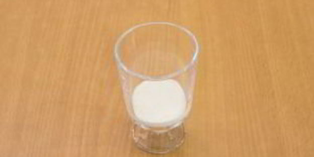 десерт с бисквитом, клубникой, и сливочным кремом