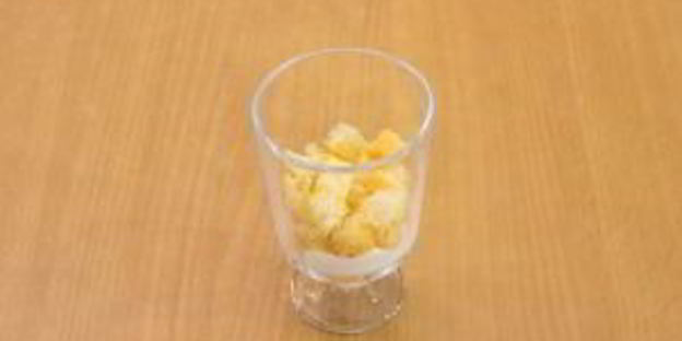 десерт с бисквитом, клубникой, и сливочным кремом