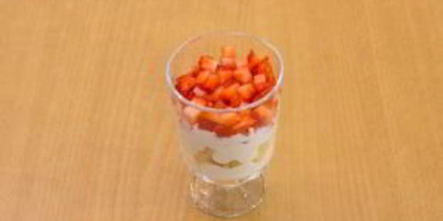 десерт с бисквитом, клубникой, и сливочным кремом