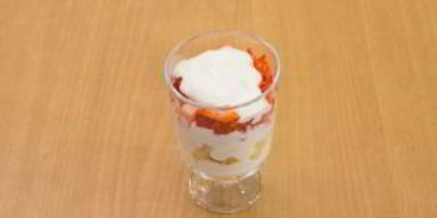 десерт с бисквитом, клубникой, и сливочным кремом