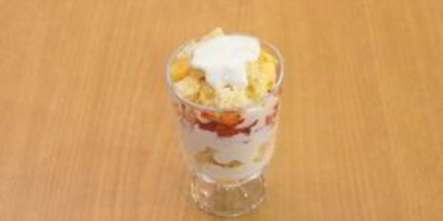 десерт с бисквитом, клубникой, и сливочным кремом