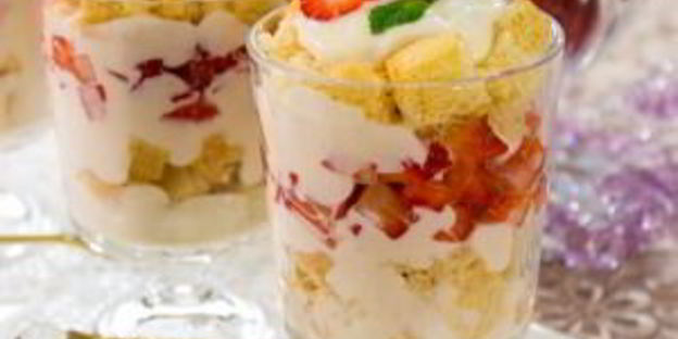 десерт с бисквитом, клубникой, и сливочным кремом