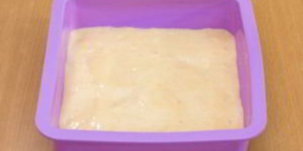 десерт с бисквитом, клубникой, и сливочным кремом