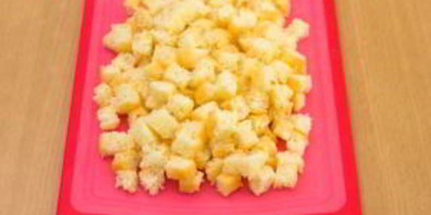 десерт с бисквитом, клубникой, и сливочным кремом