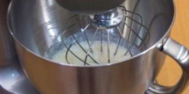 десерт с бисквитом, клубникой, и сливочным кремом