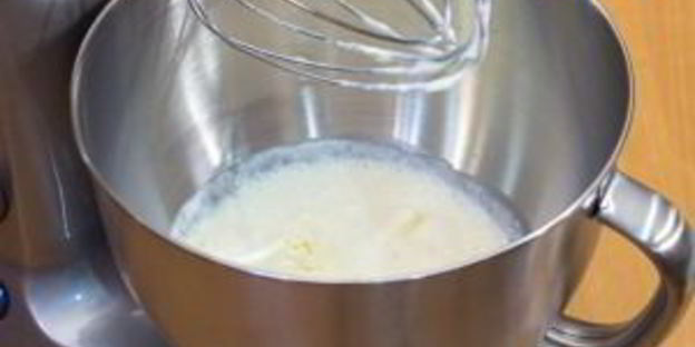 десерт с бисквитом, клубникой, и сливочным кремом