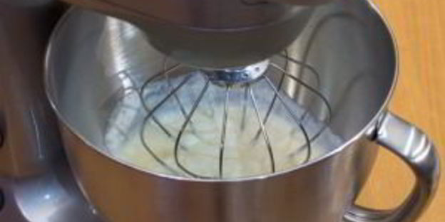 десерт с бисквитом, клубникой, и сливочным кремом