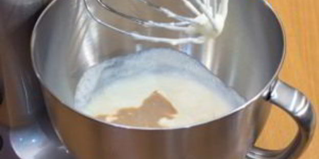 десерт с бисквитом, клубникой, и сливочным кремом