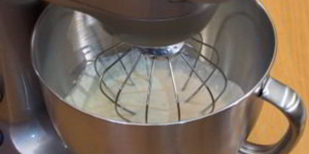 десерт с бисквитом, клубникой, и сливочным кремом