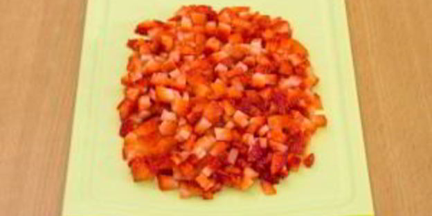 десерт с бисквитом, клубникой, и сливочным кремом