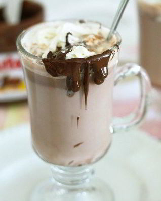 Фраппе с горячим шоколадом и кремом из фундука