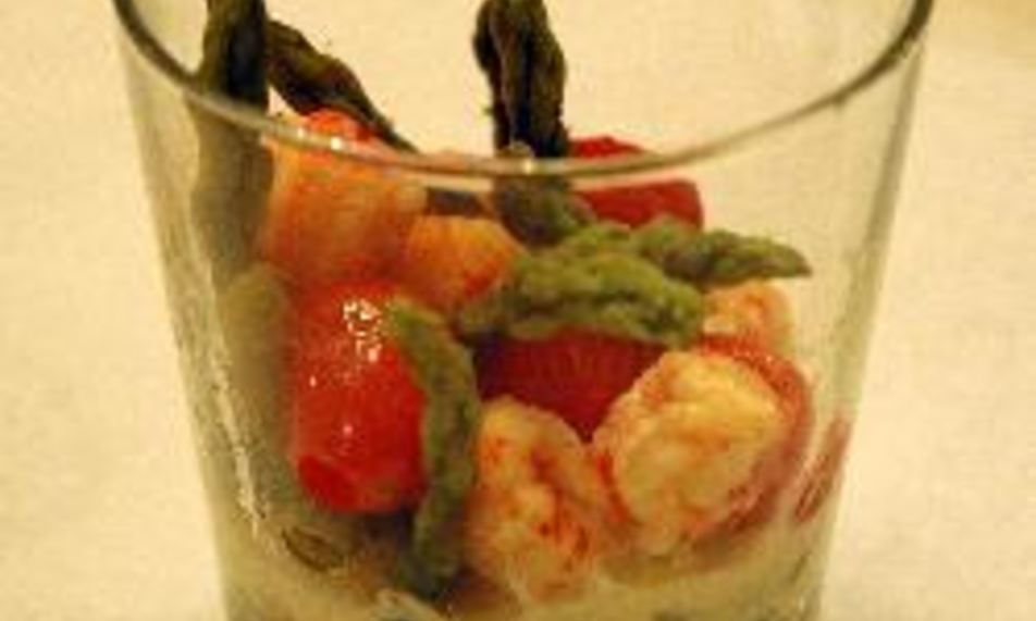 Рецепт королевских креветок со спаржей в креманках