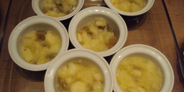 крем-брюле с яблоками и изюмом