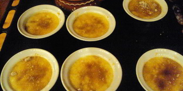 крем-брюле с яблоками и изюмом