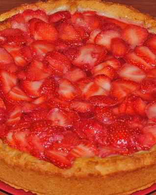 Кростата с клубникой и заварным кремом