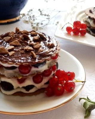 Мильфей с творожным кремом, крыжовником и смородиной