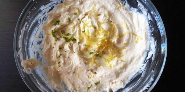 мильфей с творожным кремом, крыжовником и смородиной